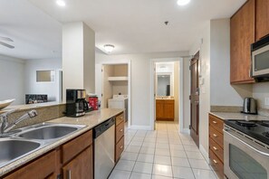 Fridge, microwave, oven, stovetop - Cityscape Escape: Chic Living in 1BR Condo with Pool (New Orleans)