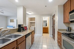 Frigorifero, microonde, forno, piano cottura