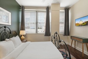 1 sovrum, strykjärn/strykbräda och sängkläder