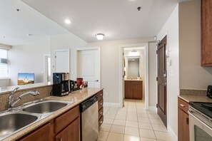 Kylskåp, mikrovågsugn, ugn och spishäll