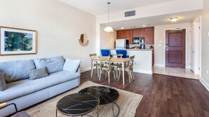 Un salon moderne avec un canapé, une table basse et un coin repas.