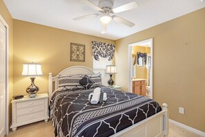 6 bedrooms, iron/ironing board, WiFi, bed sheets - Spacious and Relaxing Home with South Facing Pool (Davenport)