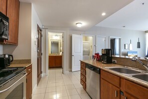 Kylskåp, mikrovågsugn, ugn och spishäll