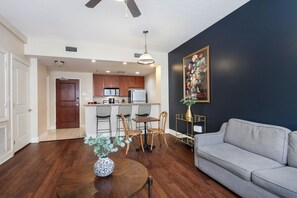 TV - Cityscape Serenity: Chic 1BR Condo with Rooftop Pool (New Orleans)
