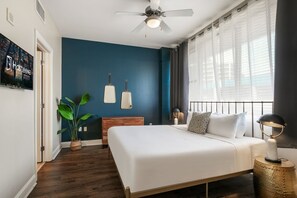 1 bedroom, iron/ironing board, WiFi, bed sheets - Rooftop Radiance: Modern Elegance in 1BR Condo with BBQ Area (New Orleans)