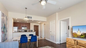 Eine moderne Wohnung mit Essbereich, Küche und Wohnraum.