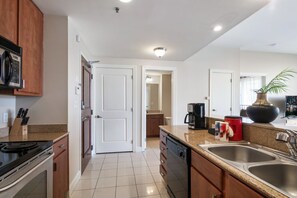 Frigorífico, microondas, horno y placa de cocina