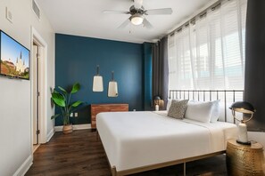 1 bedroom, iron/ironing board, WiFi, bed sheets - Rooftop Radiance: Modern Elegance in 1BR Condo with BBQ Area (New Orleans)