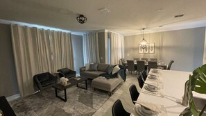 TV - Relaxing 4 Bed Town Home with Splash Pool (Champions Gate)