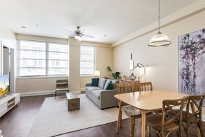 TV - Urban Haven: Modern Elegance in 1BR Condo with BBQ Area (New Orleans)