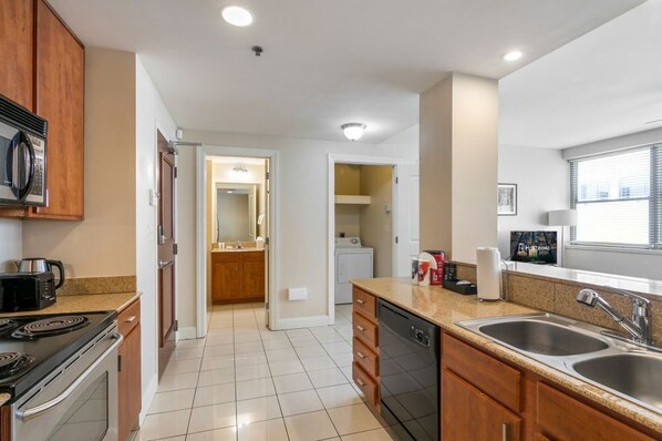 Een koelkast, een magnetron, een oven, een kookplaat