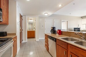 Kylskåp, mikrovågsugn, ugn och spishäll