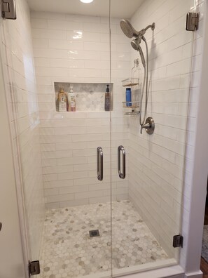 Dusche, Haartrockner, Handtücher, Seife