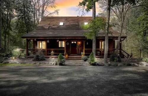 Beautiful Oconomowoc Log Home on 5.7 acres