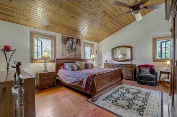 4 bedrooms, iron/ironing board, free WiFi, bed sheets