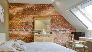 Comfort tweepersoonskamer | Een bureau, een laptopwerkplek, verduisterende gordijnen