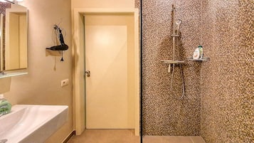 Articles de toilette gratuits, sĂšche-cheveux, chaussons