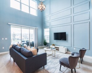 TV - Beautiful and Spacious 5 Bed Pool Home (Four Corners)