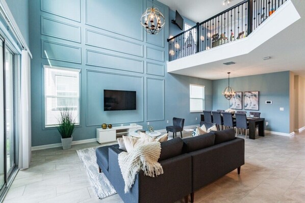 TV - Beautiful and Spacious 5 Bed Pool Home (Four Corners)