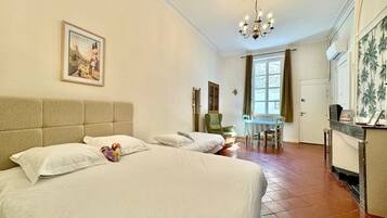 1 chambre, bureau, fer et planche à repasser, accès Internet