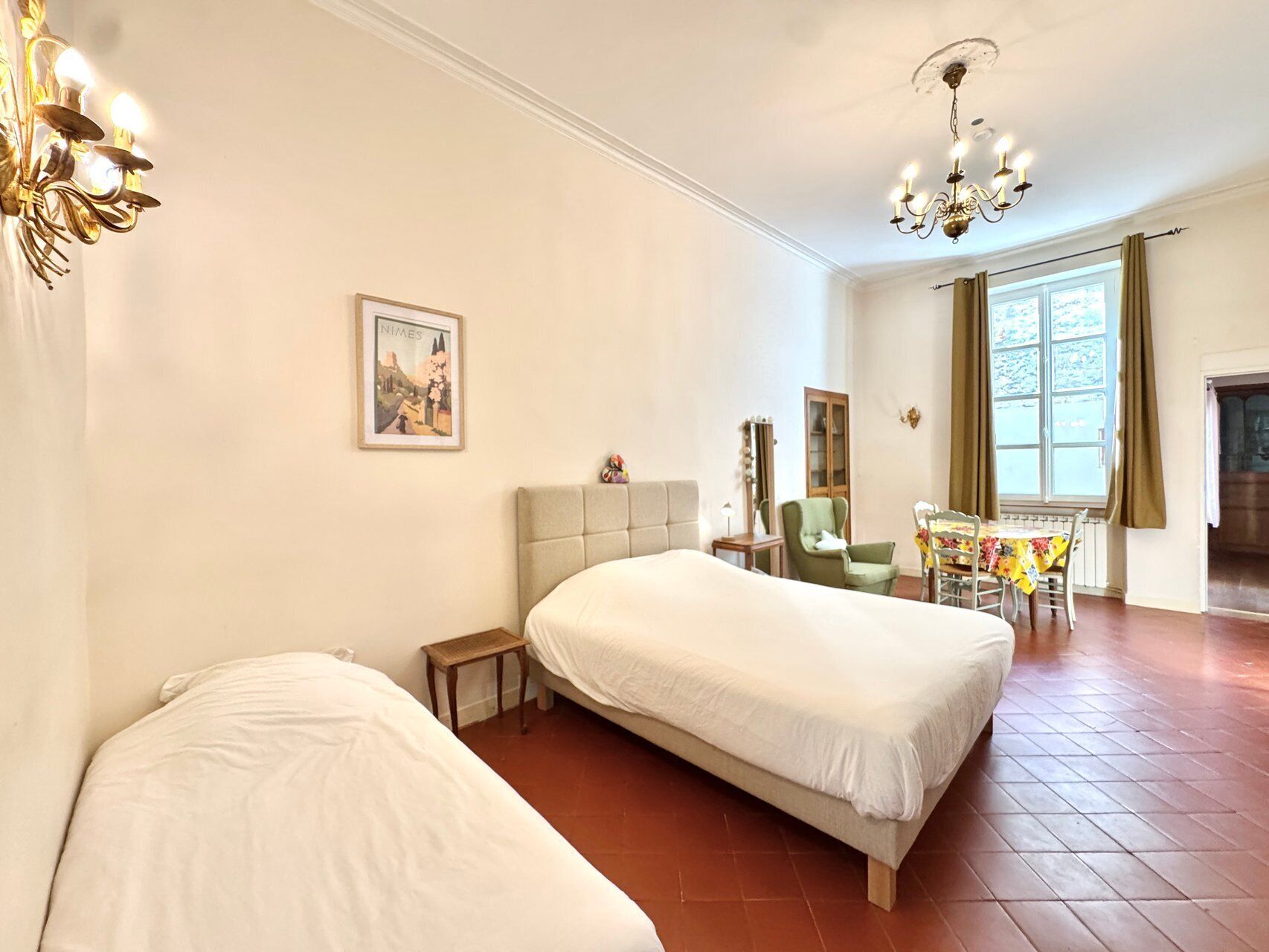 1 habitación, escritorio y tabla de planchar con plancha 