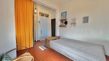 1 bedroom, desk, iron/ironing board, internet