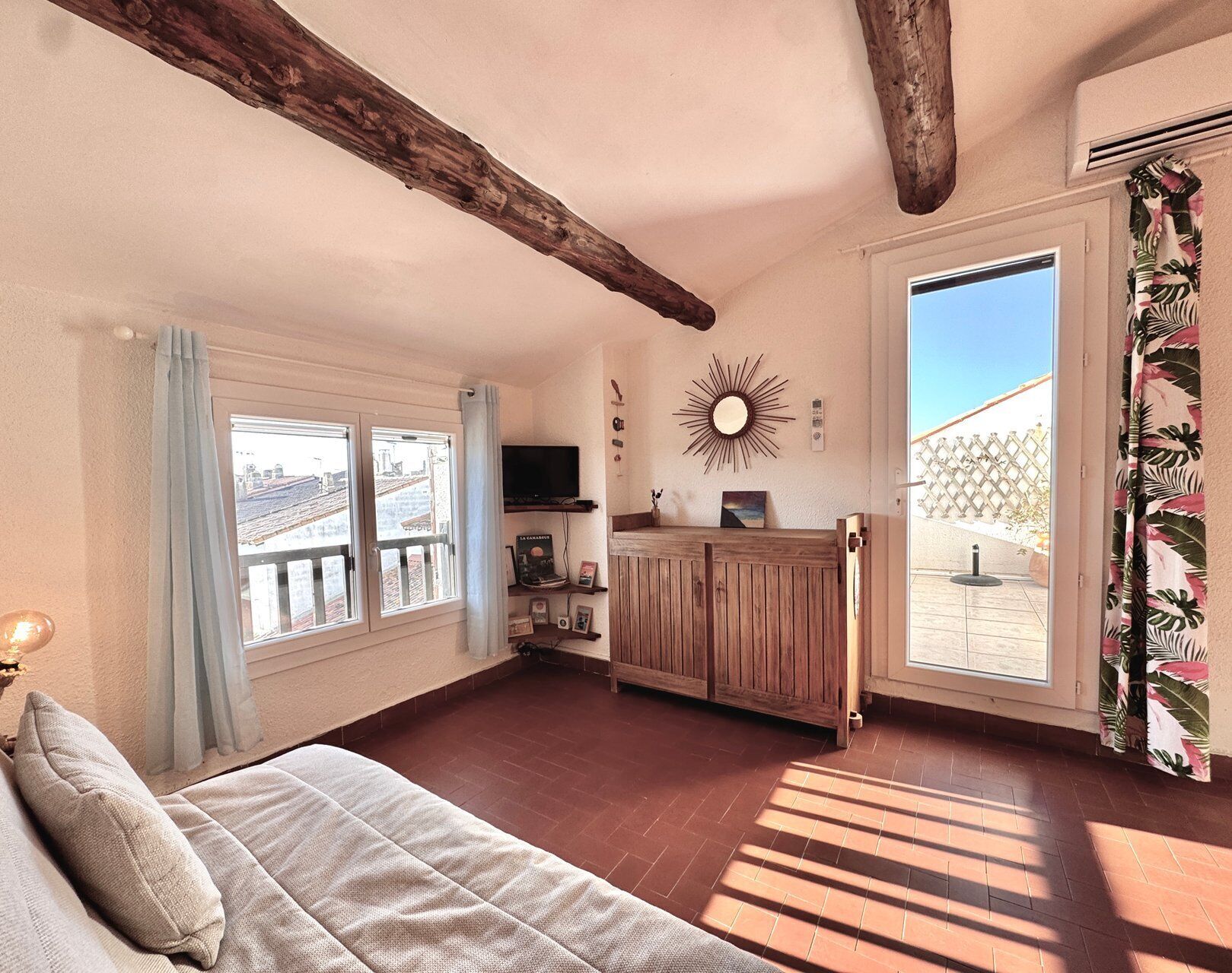 1 chambre, bureau, fer et planche à repasser, accès Internet