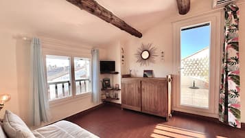 1 chambre, bureau, fer et planche à repasser, accès Internet