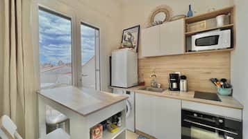Fridge, microwave, oven, coffee/tea maker