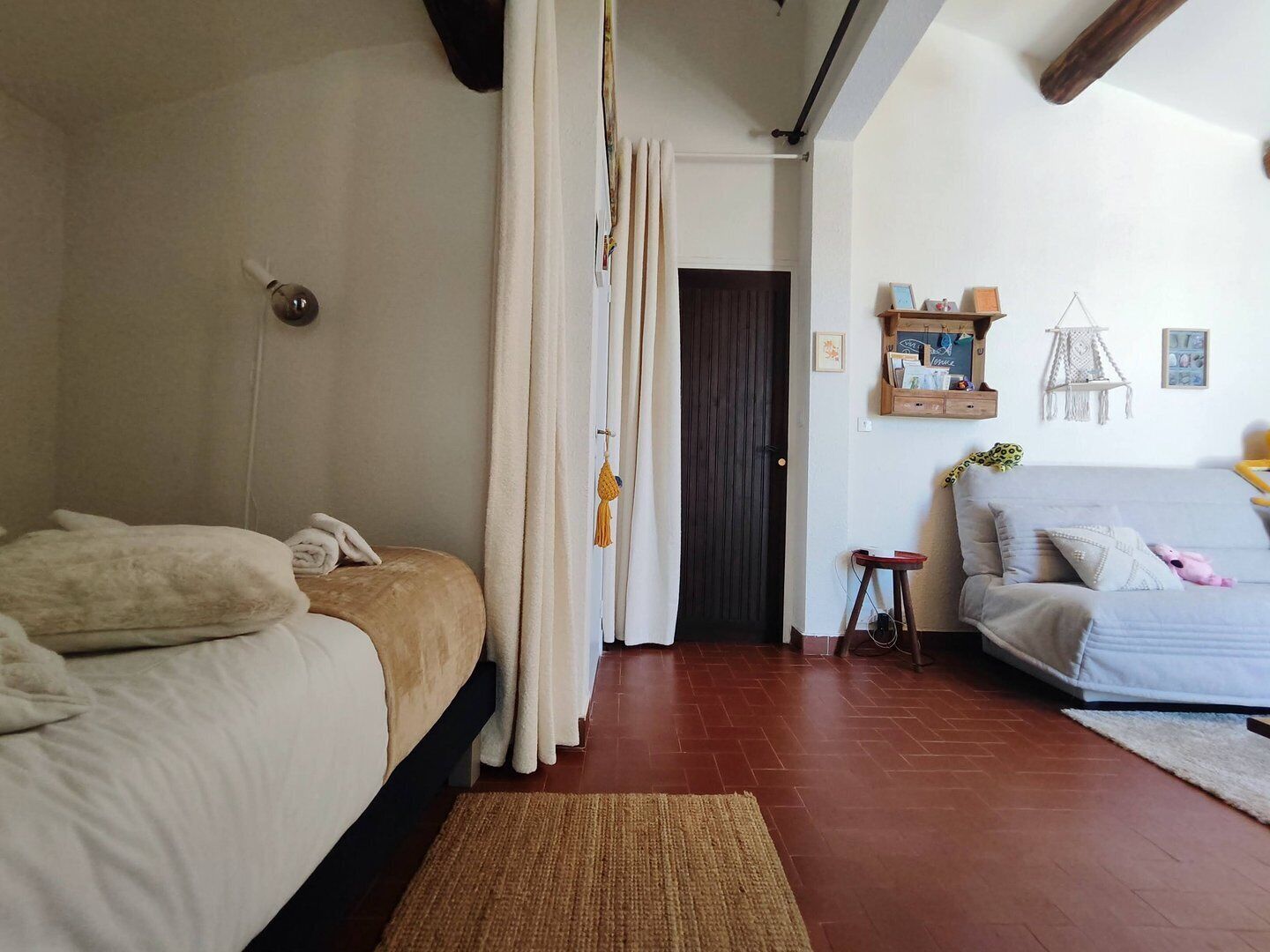 1 chambre, bureau, fer et planche à repasser, accès Internet