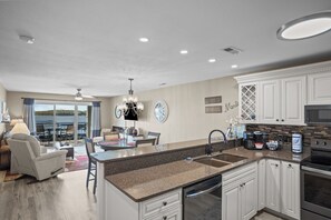 Kylskåp, mikrovågsugn, ugn och spishäll