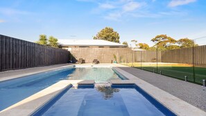 حمّام سباحة مُدفَّأ