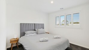 4 chambres, fer et planche à repasser, lit de bébé portatif