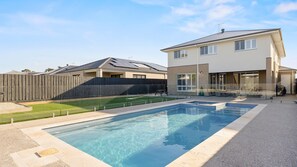 Pool - Cowes Market Oasis with private pool (Cowes)