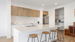 Réfrigérateur, four à micro-ondes, un four, surface de cuisson