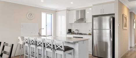 Een koelkast, een magnetron, een oven, een kookplaat