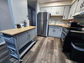 Fridge, microwave, oven, stovetop - Freshly Renovated 2 bedroom unit (Cornwall)