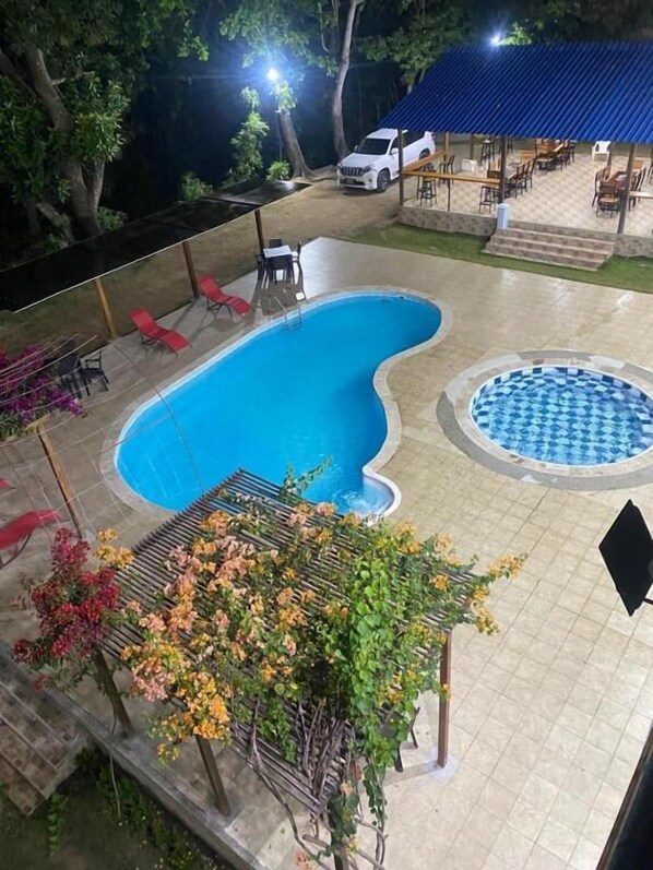 Una piscina al aire libre