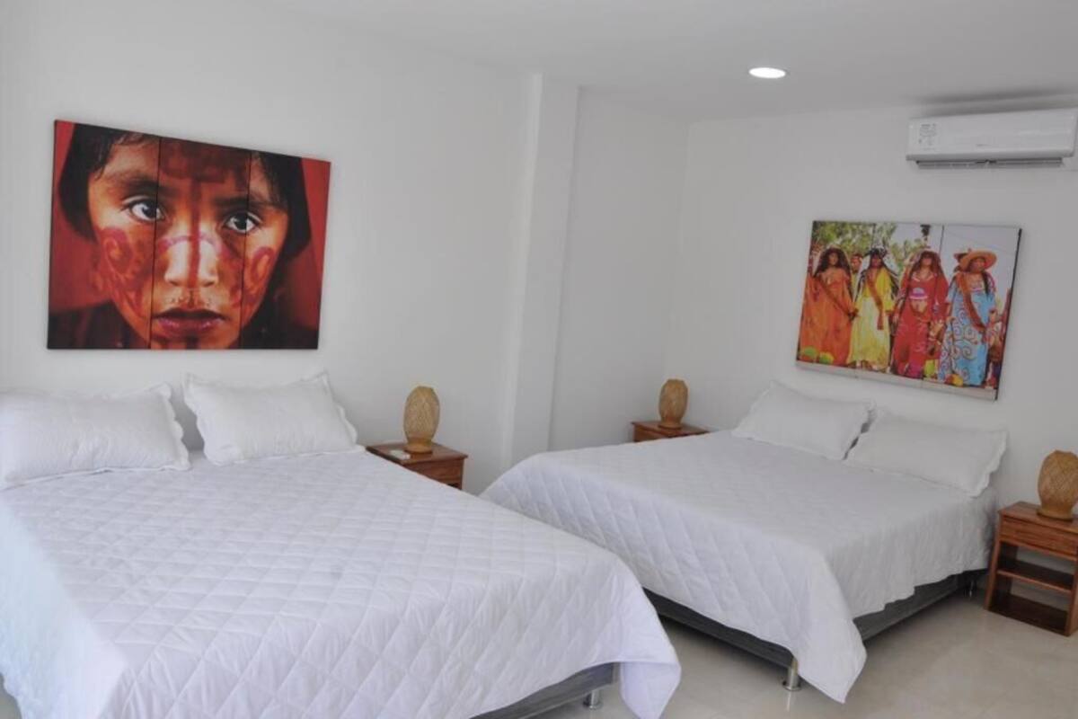 Premium vierpersoonskamer, balkon, uitzicht op zwembad | Een bureau, gratis wifi, beddengoed