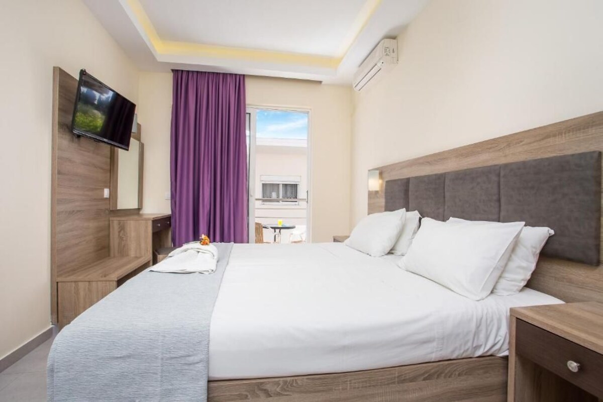 In-room safe, soundproofing, WiFi (free)