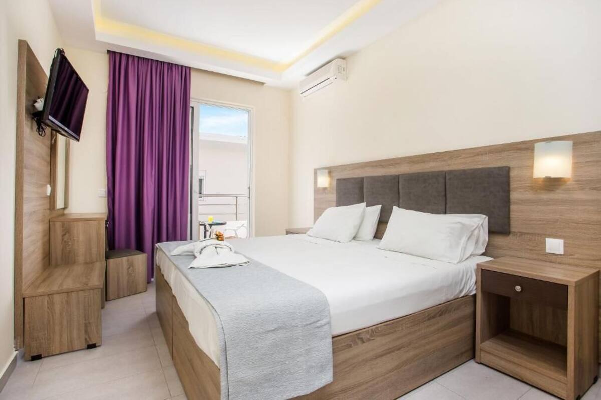 In-room safe, soundproofing, WiFi (free)