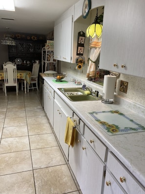 Fridge, microwave, oven, stovetop - 2 Bedroom/2 Bath home in Englewood, FL (Englewood)