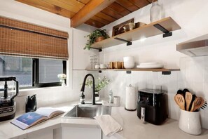 Kjøleskap, mikrobølgeovn, ovn og kokeplater