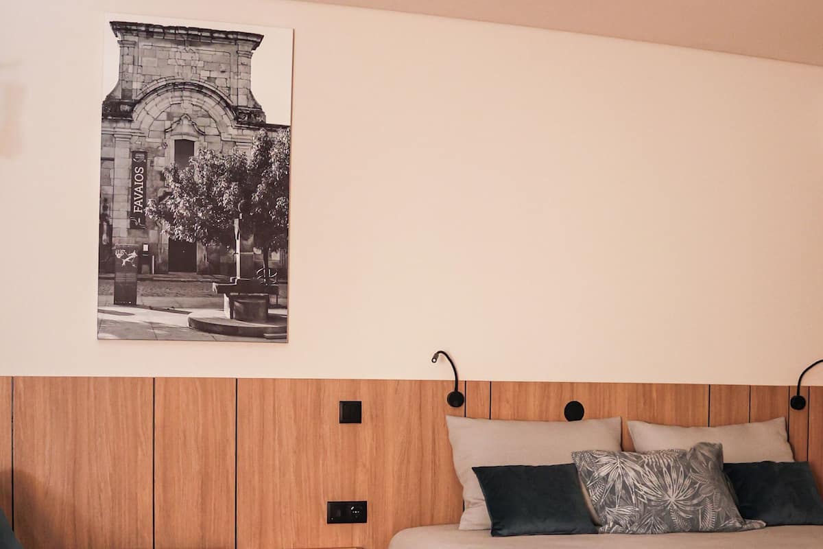 Escritorio, espacio para trabajar con laptop y cortinas blackout