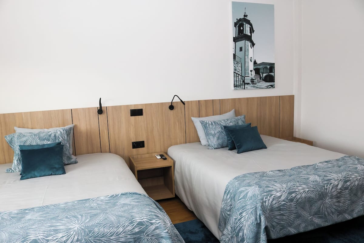 Escritorio, espacio para trabajar con laptop y cortinas blackout