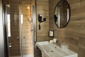 Deluxe Double or Twin Room | Bathroom | Rainfall showerhead, hair dryer, towels, soap - Quinta da Seixeda (Alijó)