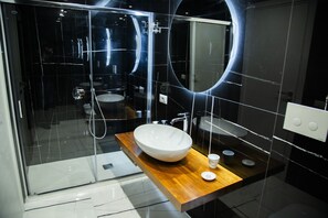 Shower, rainfall showerhead, designer toiletries, hair dryer - Palazzo Goyze (Naples)