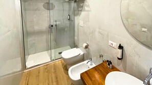 Premium Triple Room, Multiple Beds | Bathroom | Shower, rainfall showerhead, designer toiletries, hair dryer - Palazzo Goyze (Naples)