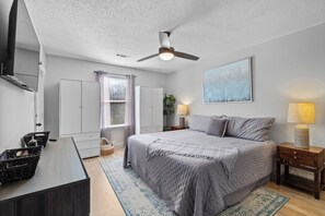 3 slaapkamers, een strijkplank/strijkijzer, gratis wifi, beddengoed