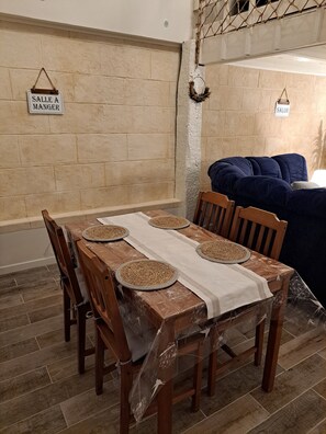 Dining - Maison au Calme Avec Jardin Clos (Saint-Seurin-de-Bourg)